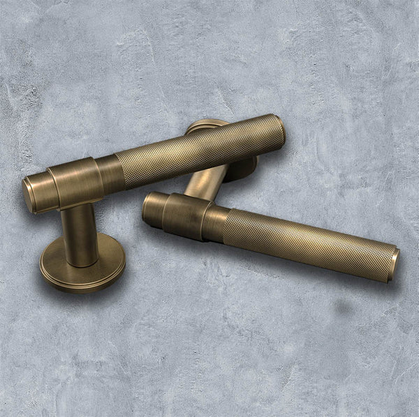 LR7016 Lever Handle on Round Rose